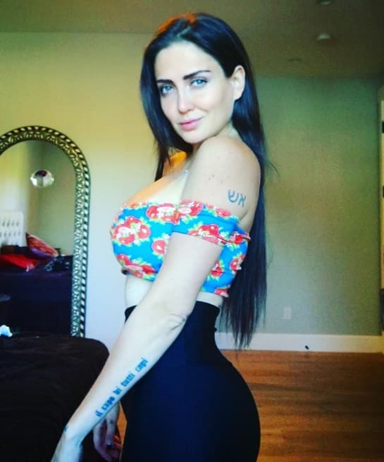 Celia es una mujer de carácter fuerte, es atrevida y no le teme a las críticas, personalidad que heredó de su padre.