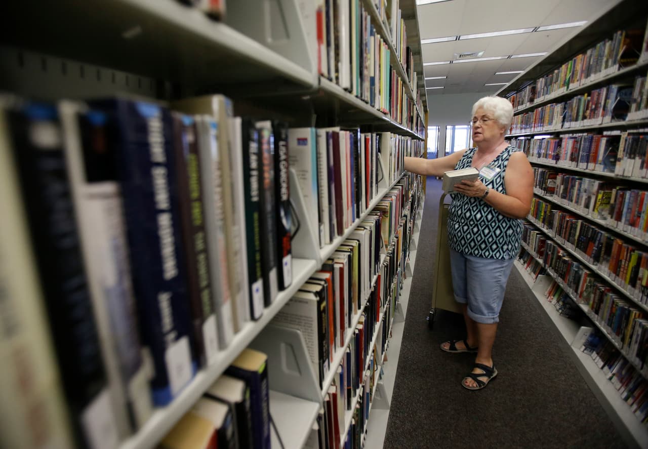 En el puesto número 3 se encuentra Pensacola, Florida. Establecimientos de libros por cada 100 mil residentes: 44: "Ya sea que esté leyendo en la playa con un par de grandes gafas de sol, metido en un banco en uno de los varios parques a lo largo de la bahía o examinando la colección de 20,000 artículos en la Biblioteca Naval de la Estación Aérea de Pensacola, hay mucho para los ratones de biblioteca".