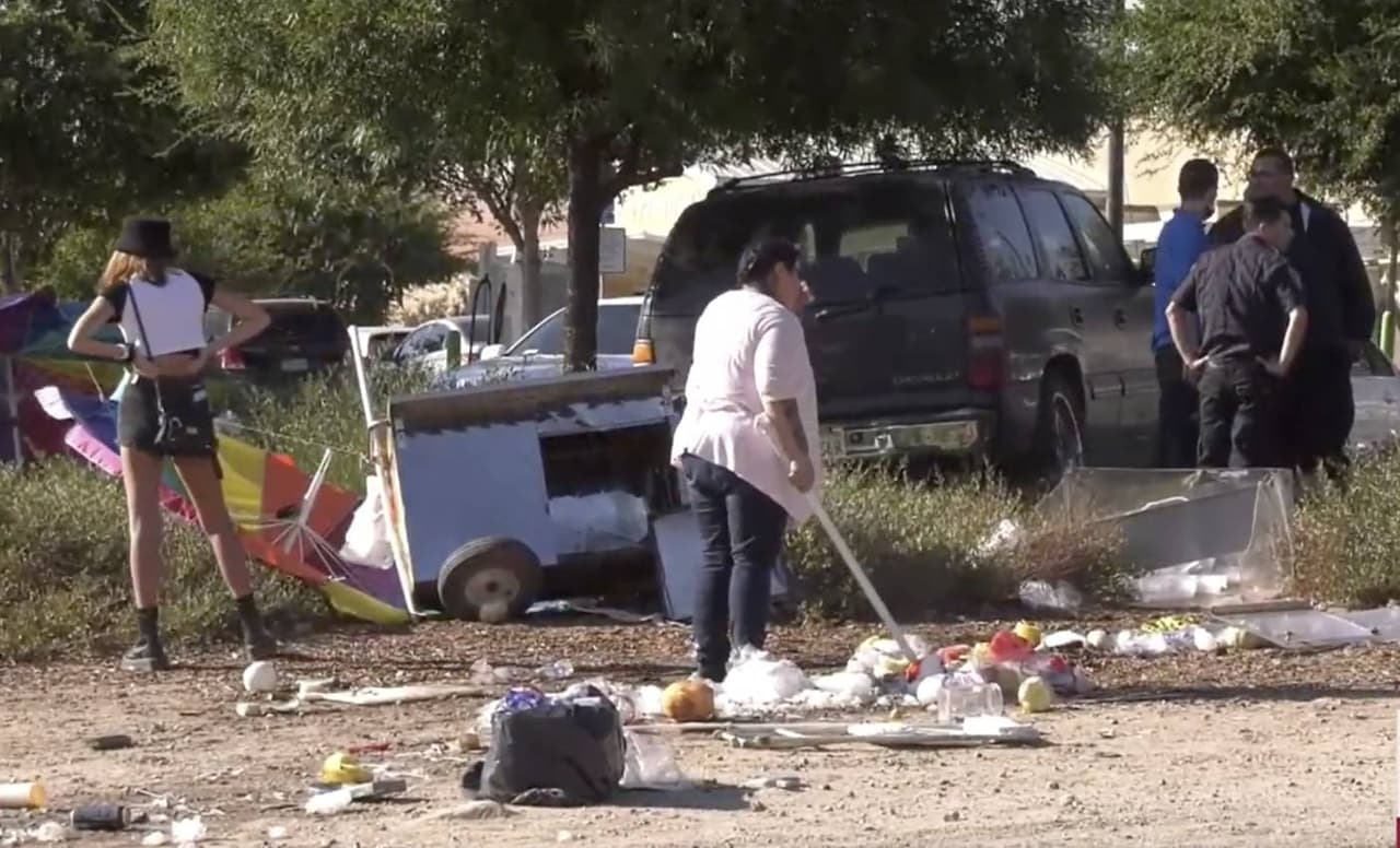 Por razones que aún se investigan, el chofer del carro pausa y luego acelera hacia el carrito de frutas.
