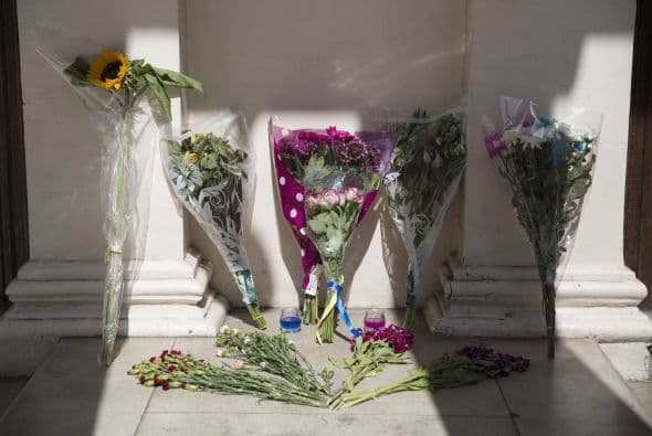 Varias personas también llevaron flores y encendieron velas frente a la embajada de Holanda en Kiev.