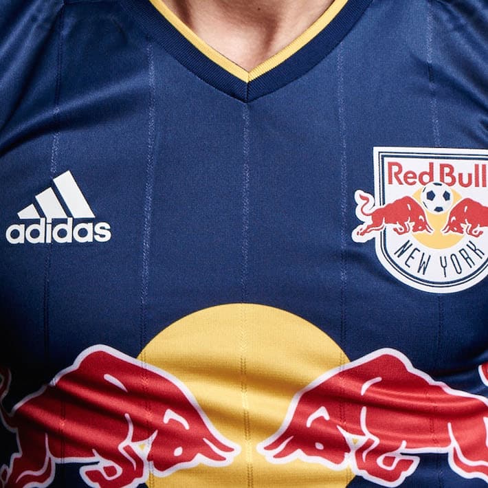 Vista frontal de camiseta alterna de NYRB, con el escote en V marcado.