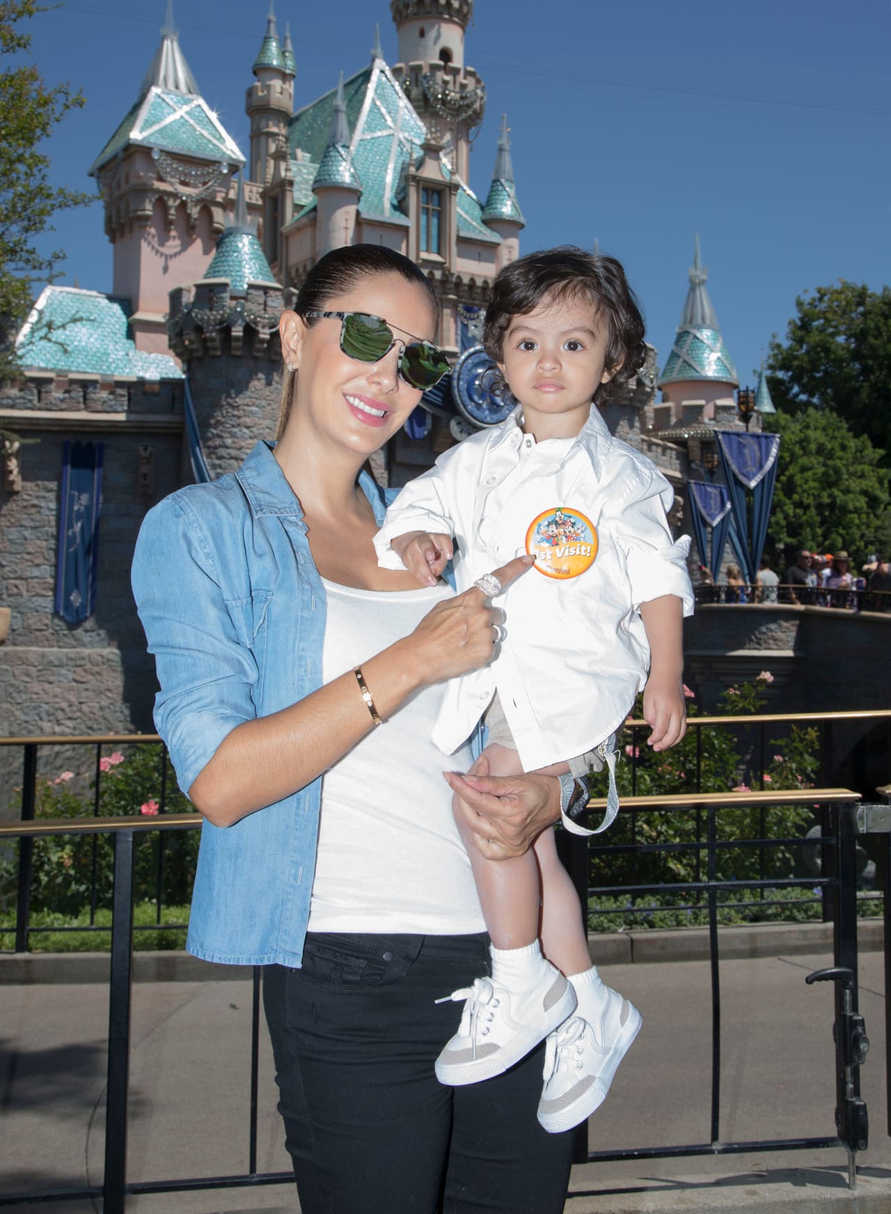 La famosa llevó por primera vez al famoso parque de diversiones en Anaheim a su pequeño Emmanuel.