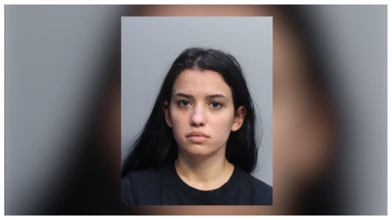 El hombre llamó a la policía y cuando los detectives llegaron, hallaron marcas rojas alrededor del cuello de uno de los niños. Una jueza le impuso a Hernández una fianza de $100,000. De pagar el dinero debe permanecer bajo arresto domiciliario.