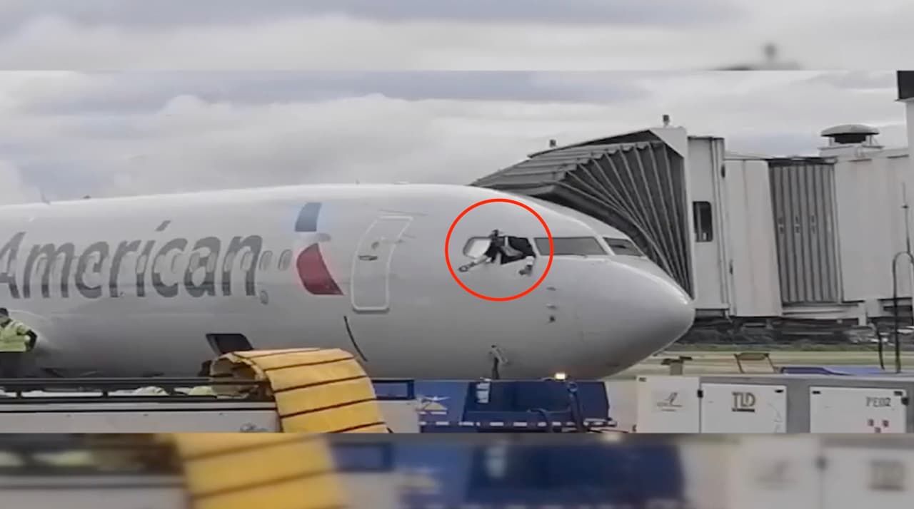 Pasajero de American Airlines irrumpe en cabina, daña controles e intenta aventarse por la ventana