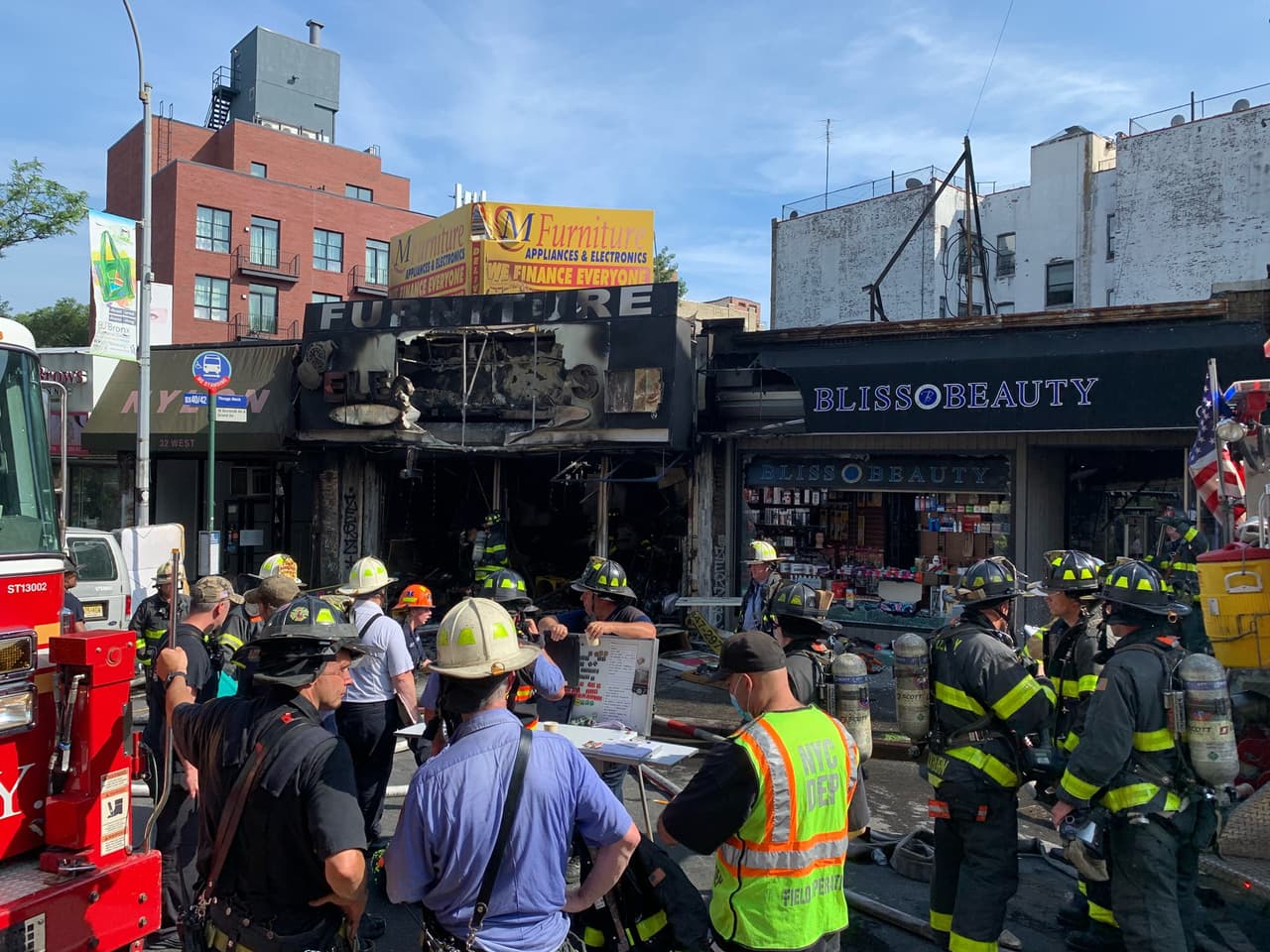 Incendio de 4 alarmas arrasa un edificio comercial en el Bronx