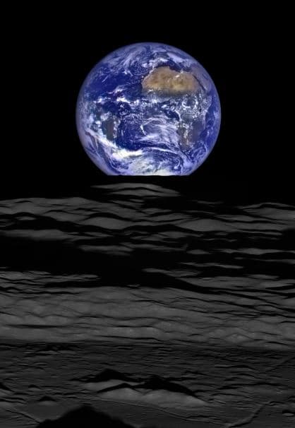La nueva imagen muestra el superficie de la luna en el primer plano, con África , el sur del océano Atlántico y el borde oriental de América del Sur en el centro de atención.