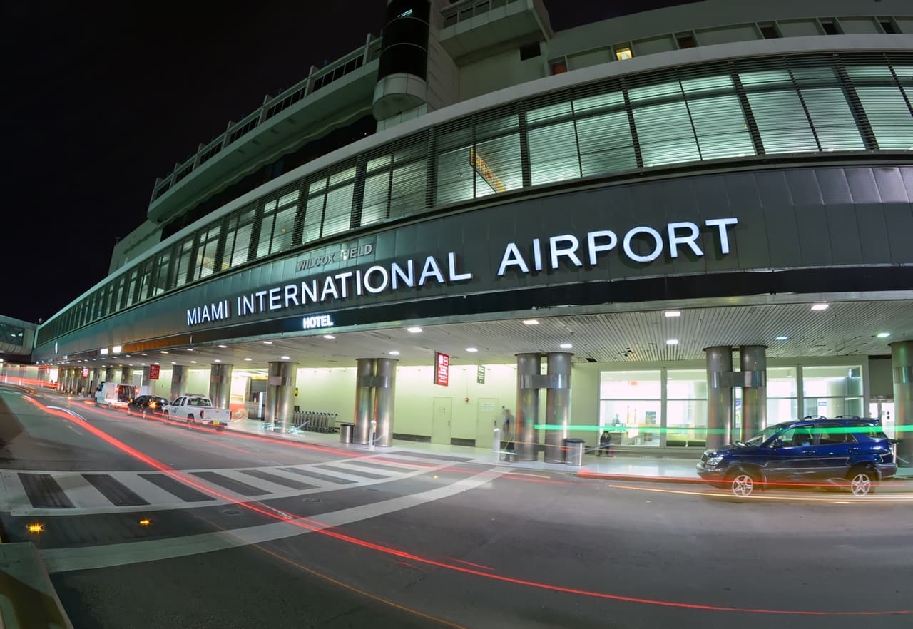 El aeropuerto de Miami está a unos 20 minutos en carro, desde casi cualquier lugar de la ciudad. Es el terminal con principal conexión al Caribe, Suramérica y varios países de Europa. Tendrá que caminar cierta distancia entre una puerta y otra. Las filas en inmigración pueden ser bastante largas por la cantidad de viajeros.
<br>