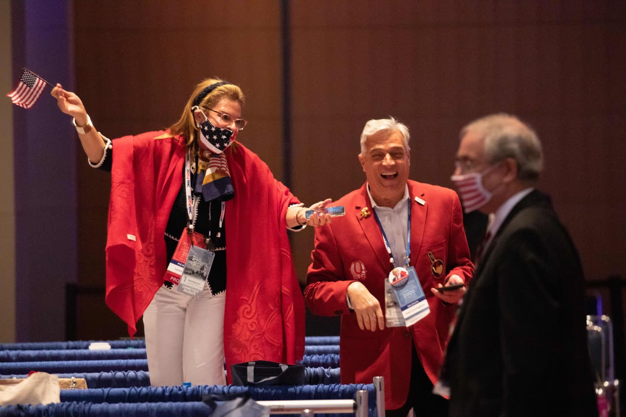 Algunos delegados durante la primera aparición de Donald Trump en la convención. McDaniell indicó en su mensaje que Trump aparecerá en los cuatro días que durará el evento.
<br>