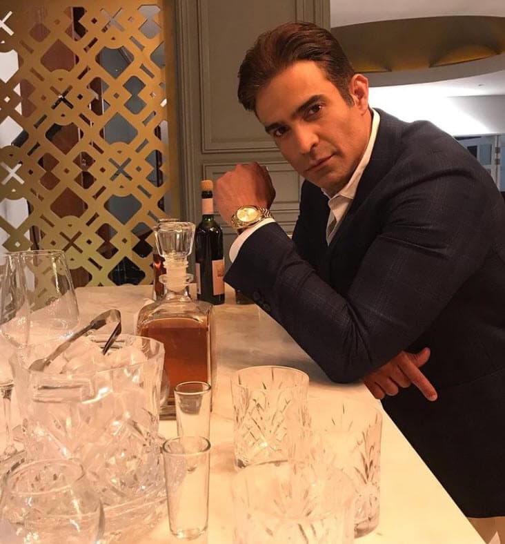 "La verdad que la estoy pasando muy rico, estuve mucho tiempo amargado, podría ser, 
<b>sufriendo</b> porque una separación, un divorcio, dejar una niña lejos no es fácil".
<br>