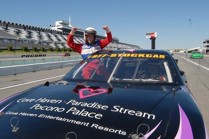 <a href="https://www.tripadvisor.com/AttractionProductReview-g53056-d12719466-3_Lap_Stock_Car_Ride_Along_at_Pocono_Raceway-Long_Pond_Tunkhannock_Township_Pocono_.html"><b>Eleva tu adrenalina a máxima velocidad</b></a>. En la 3 Lap Stock Car Ride Along at Pocono Raceway, por ejemplo, podrás conducir a lo largo del famoso Pocono Raceway en un stock car de 600 caballos de fuerza al estilo NASCAR. Seleccionarás entre una amplia variedad de horarios de inicio, luego, con un instructor profesional detrás del volante, experimentarás el poder y la velocidad de las carreras de tres vueltas de hasta 160 millas por hora. Es lo más parecido posible a estar en una carrera real.