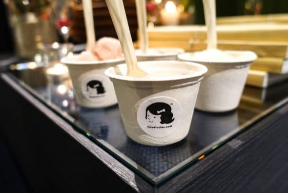 El postre puede incluirse, siempre y cuando se esté consciente de no elevar demasiado el azúcar en la sangre. Un yogur congelado sin azúcar ni grasa o un cono pequeño de yogur descremado, pueden funcionar.