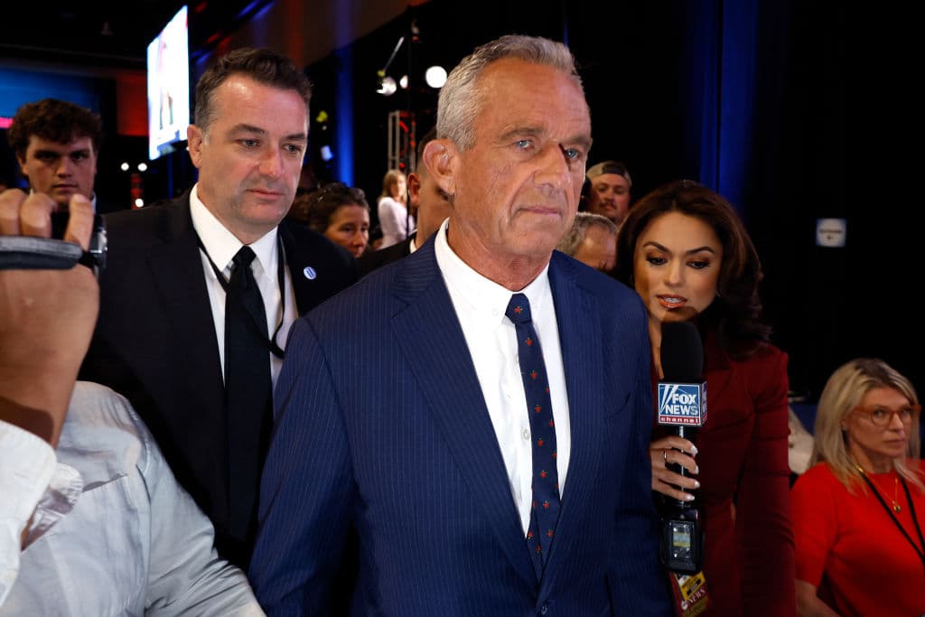 Rodeado de seguridad y periodistas, Robert F. Kennedy Jr. en el Centro de Convenciones de Pensilvania antes del primer debate presidencial entre el expresidente Donald Trump y la vicepresidenta, Kamala Harris, el 10 de septiembre de 2024 en Filadelfia, Pensilvania.