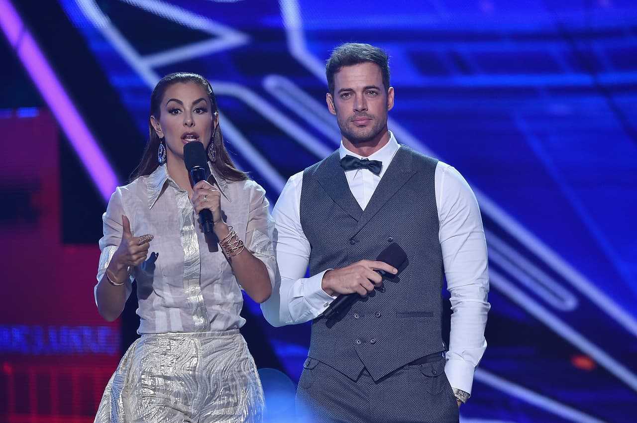 Como este diseño en color plata con un lindo y elegante cuello en V.