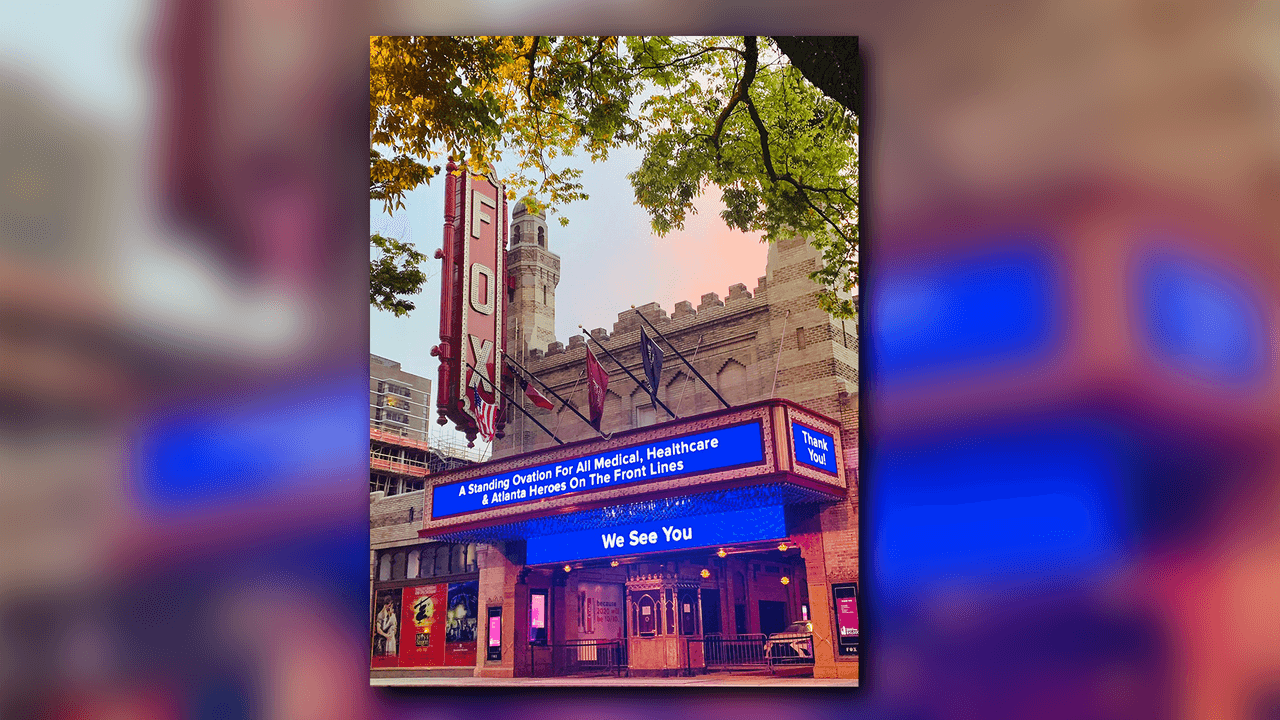 Algunos lugares en el metro de Atlanta se unieron a la campaña #LightItBlue el jueves, incluido el Braves 'Truist Park, el acuardio de Georgia, entre otros sitios emblemáticos.