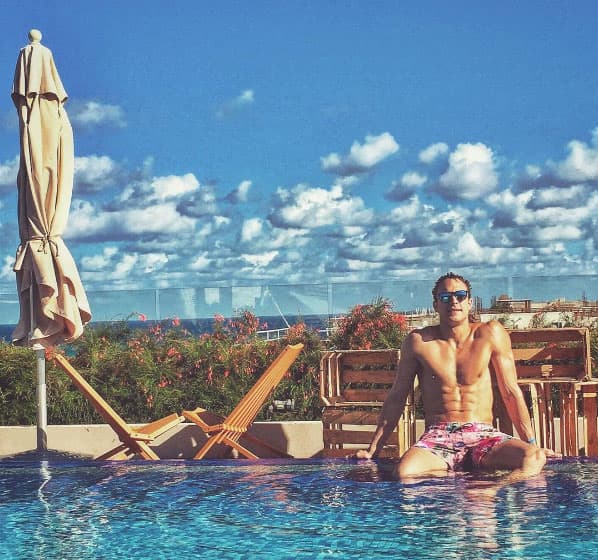 "Gracias a@liveaquaplaya y a @horacioqm por regalarme esta experiencia en el Caribe mexicano ☀️🇲🇽 #playadelcarmen #actor #singer #malemodel #moments #magic#chillout #relax #detranks #saturdaymood #beyourself", escribió el galán.