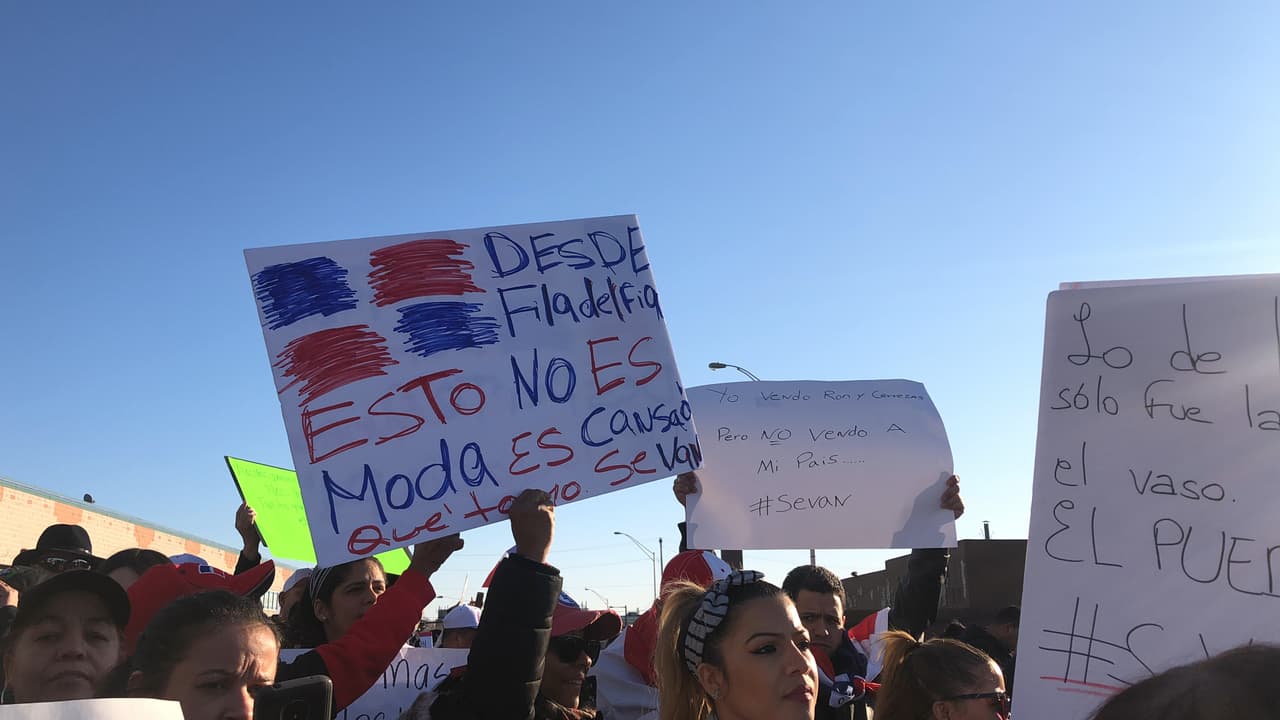 Portando carteles, entonaban “Democracia si, pica pollo no”. 
<br>