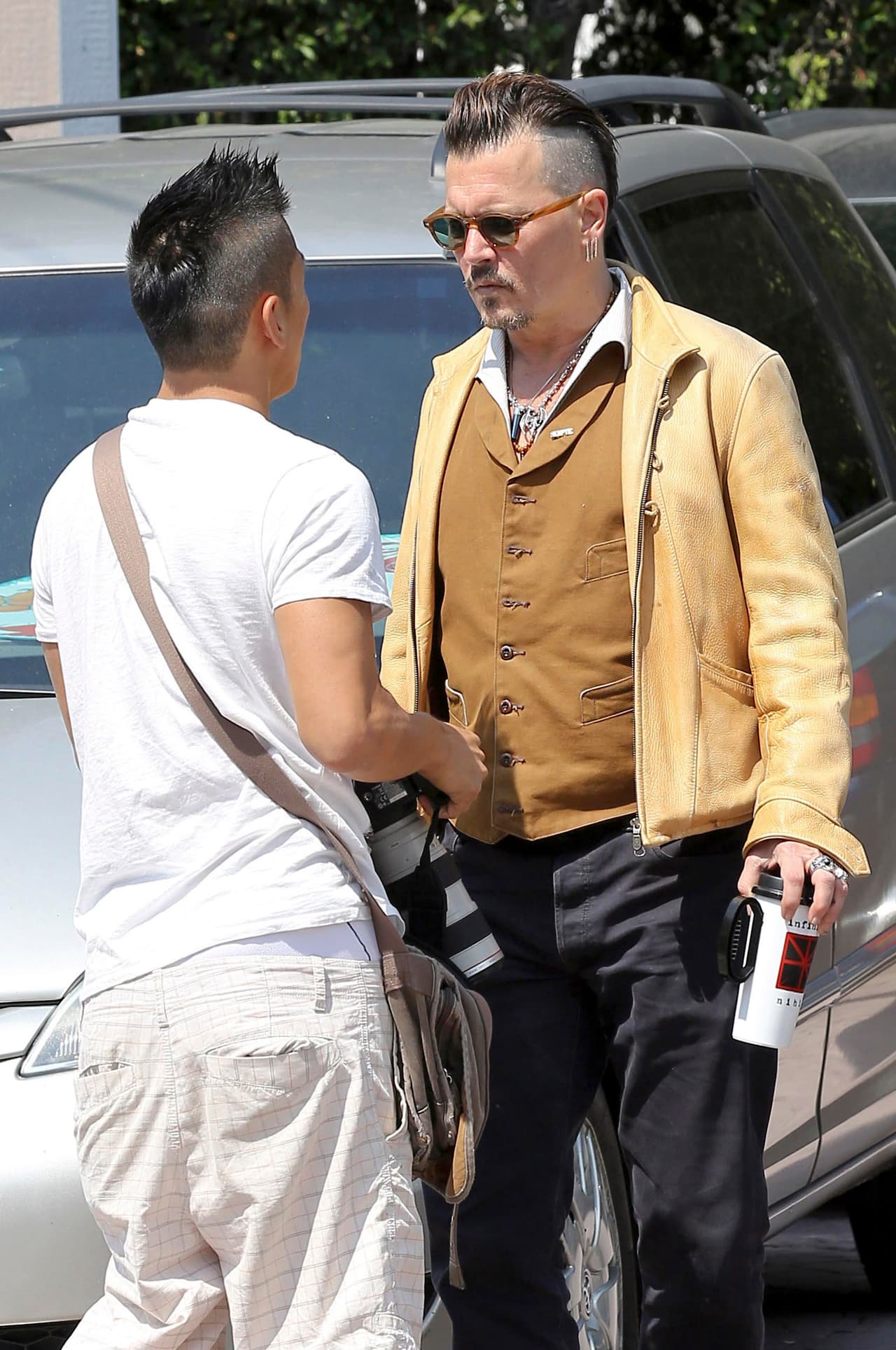 Intentó guardar su cámara.