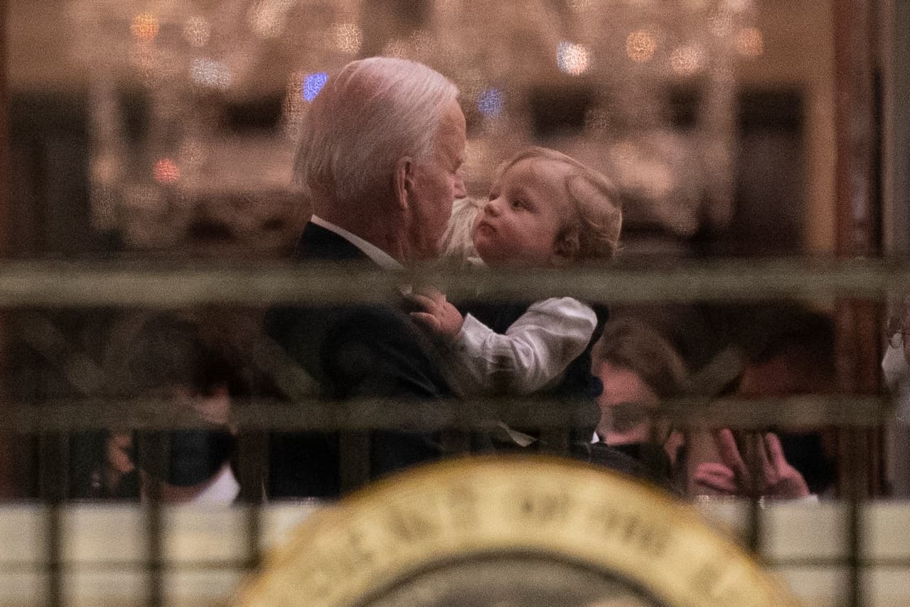 Una cuna para el nieto, el inusual mueble con el que llegaron los Biden a la Casa Blanca