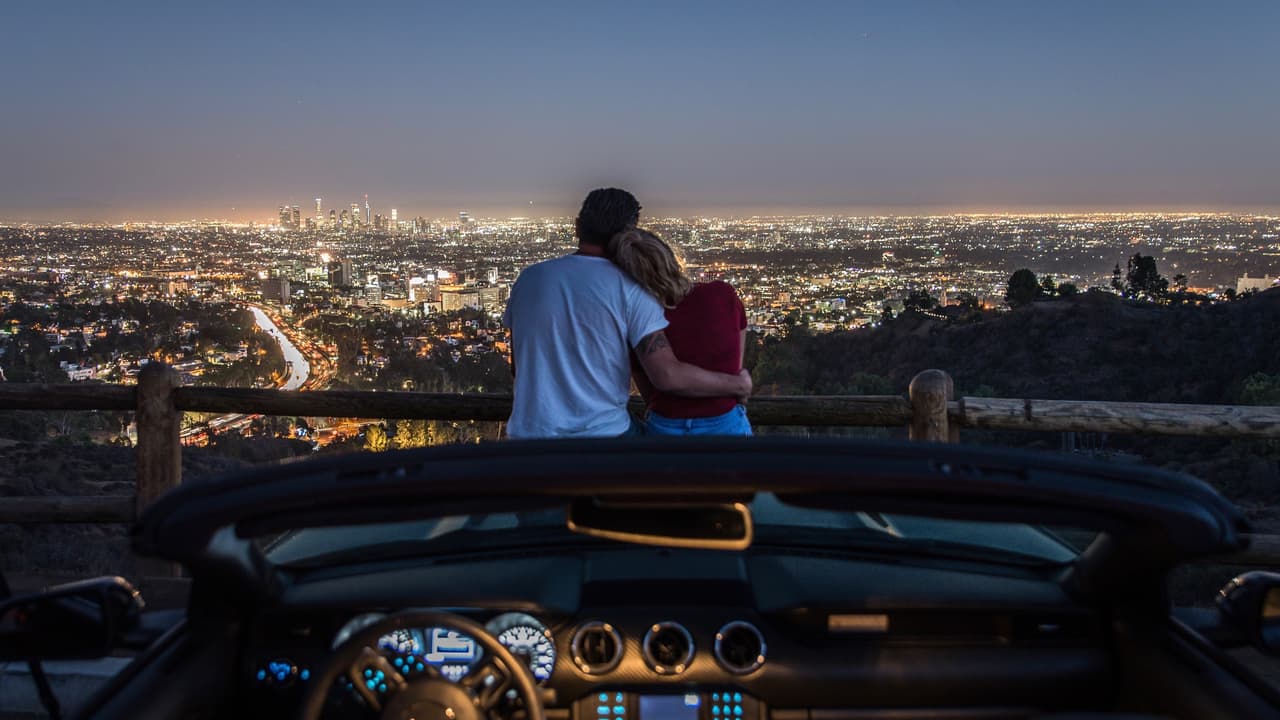 Los asientos de banco, aquellos sofás para tres personas que ocupaban las filas delanteras de la mayoría de los automóviles en Estados Unidos, fueron siendo sustituidos poco a poco butacas individuales separadas por voluminosas consolas centrales equipadas con todo tipo de palancas, botones y perillas, además de contener espacios para almacenar objetos y albergar los infaltables portavasos, que separaron para siempre al conductor de su pasajero. Tal cambio llevó a que el romanticismo inherente a la intimidad que posibilitaba el banco, fuese sustituido por el sentido romántico implícito en sus líneas y el propósito de los vehículos. Teniendo esto en cuenta te presentamos los carros más románticos para el día de 
<b>San Valentín 2019</b>.