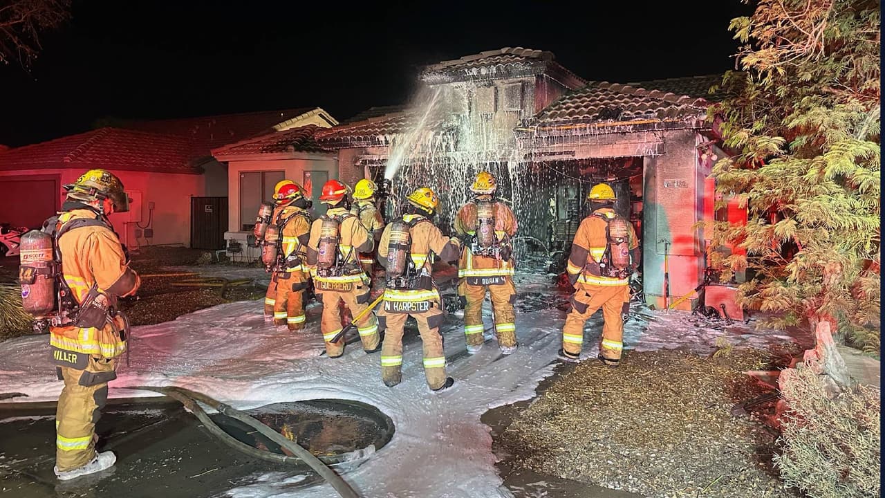 Una persona y un gato serán desplazados después de que un incendio arrasara con la cochera de una casa la noche del lunes 27 de noviembre.