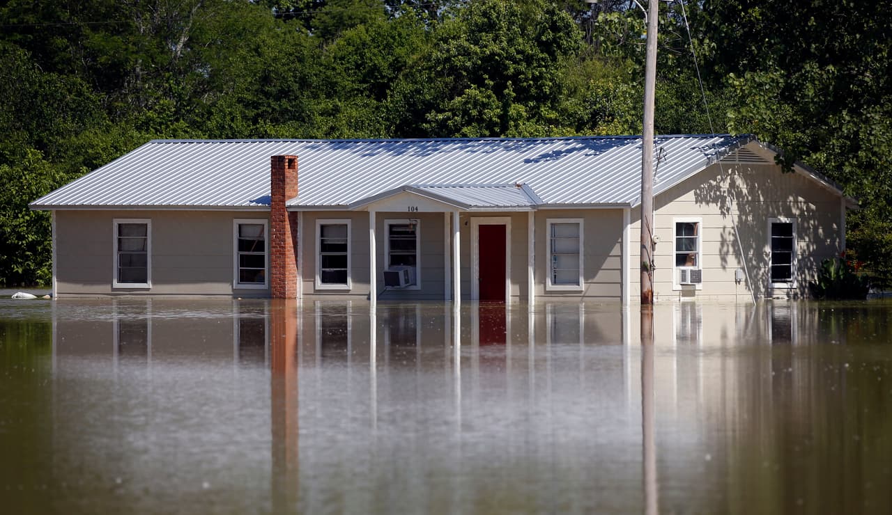 Las crecidas en los afluentes del Mississippi este año se deben a las nevadas de principios de primavera y a las lluvias que han seguido casi sin parar hasta ahora. En la fotografía la inundación en Holly Bluff, Mississippi, el 23 de mayo de 2019.
