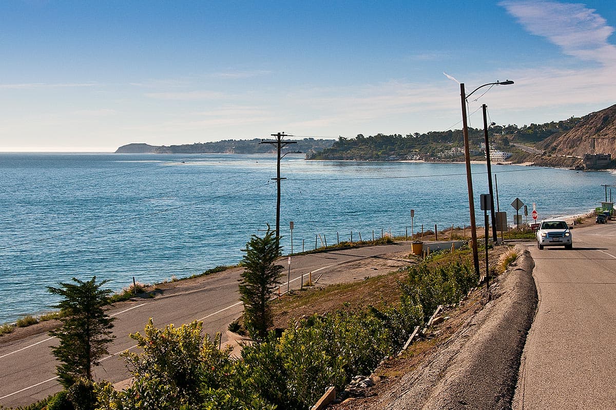 <b>Van Dan Blocker Beach:</b> la playa tiene una extensión de 15.2 acres de acantilados y propiedades de playa y más de una milla de frente al mar, Dan Blocker Beach atrae a surfistas, buceadores y entusiastas del buceo. Otras actividades en esta playa estrecha y arenosa incluyen nadar y pescar.
<br>
<br>Dirección: 26000 Pacific Coast Highway Malibu, CA 90265