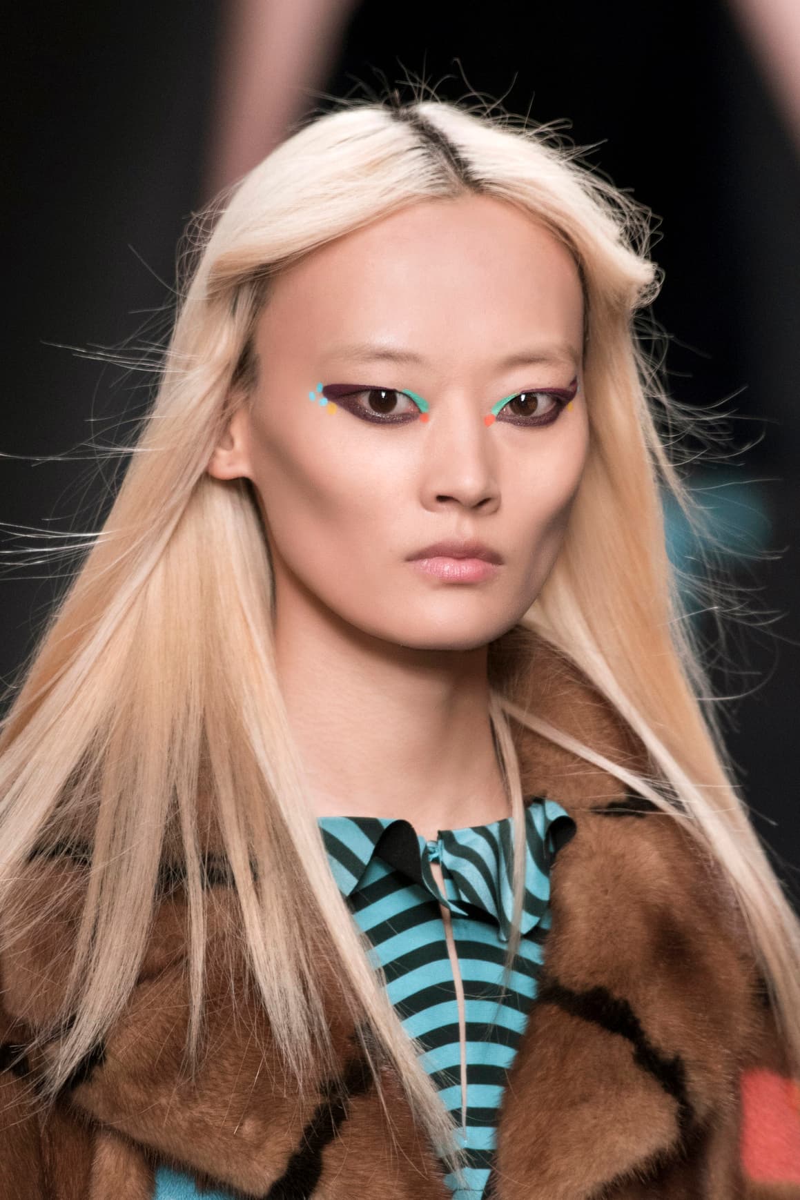 <b>Psicodélico. </b>El maquillaje de
<a href="http://www.fendi.com/ii/">Fendi</a> fue el más creativo. En los ojos se trazaron formas originales en todos los colores. Esta propuesta nos encanta por original. ¿Te atreves a llevarla?
<br>