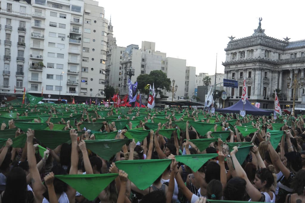 Los nombres de los 38 senadores que votaron en contra el pasado verano estaban presentes en la manifestación de esta semana, junto al
<a href="https://www.univision.com/noticias/mundo/que-significa-este-gancho-de-ropa-que-se-difunde-en-redes-y-ocupo-una-pagina-entera-del-diario-the-new-york-times"> <u>dibujo de una percha.</u></a> La percha o gancho de la ropa es un símbolo que se asocia a la realización de abortos clandestinos y potencialmente mortales.