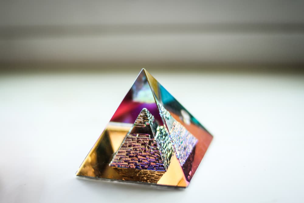 Para hacerlo manualmente utiliza un cartón o cartulina. Dibuja un cuadrado del tamaño que desees tener tu pirámide. 
<br>Luego dibuja cuatro triángulos equiláteros, o sea que tengan los lados del mismo tamaño, usando como base las líneas del cuadrado.