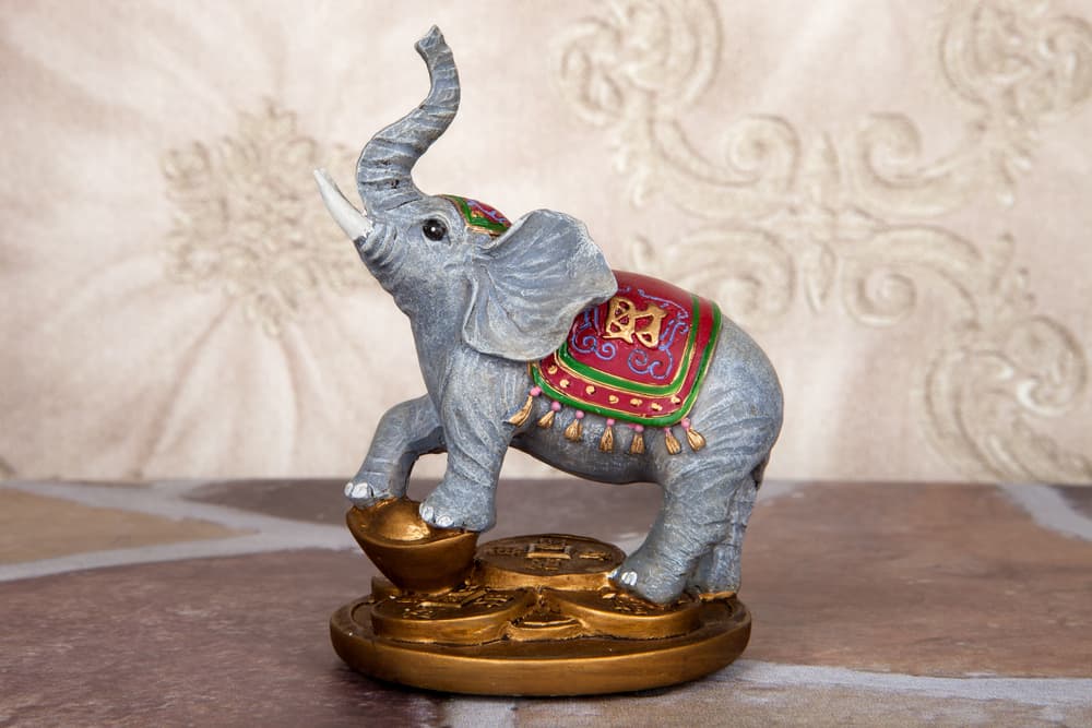 <b>Elefante </b>
<br>Las estatuas de elefante son muy populares y un símbolo de fuerza, potencia, estabilidad y sabiduría. Según la superstición popular, siempre deben colocarse frente a la puerta para atraer buena suerte. Tienen una función similar a los Maneki-Neko, pero a la inversa. En vez de llamar a la fortuna, son colocados en las entradas de los negocios y casas, para que puedan disuadir a la mala suerte de ingresar.