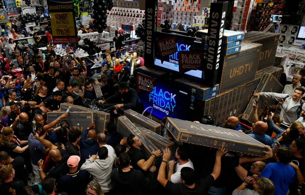 Las empresas minoristas solían registrar pérdidas en rojo y ganancias en negro al hacer su contabilidad, esta versión del origen del Black Friday no es la oficial, pero sí la más cercana.