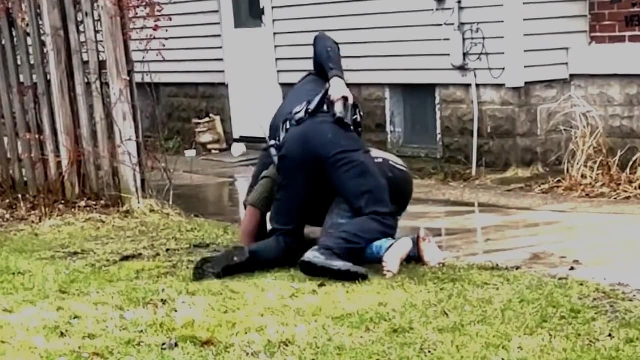 Acusan de homicidio al policía que disparó por la nuca al joven negro Patrick Lyoya durante su arresto