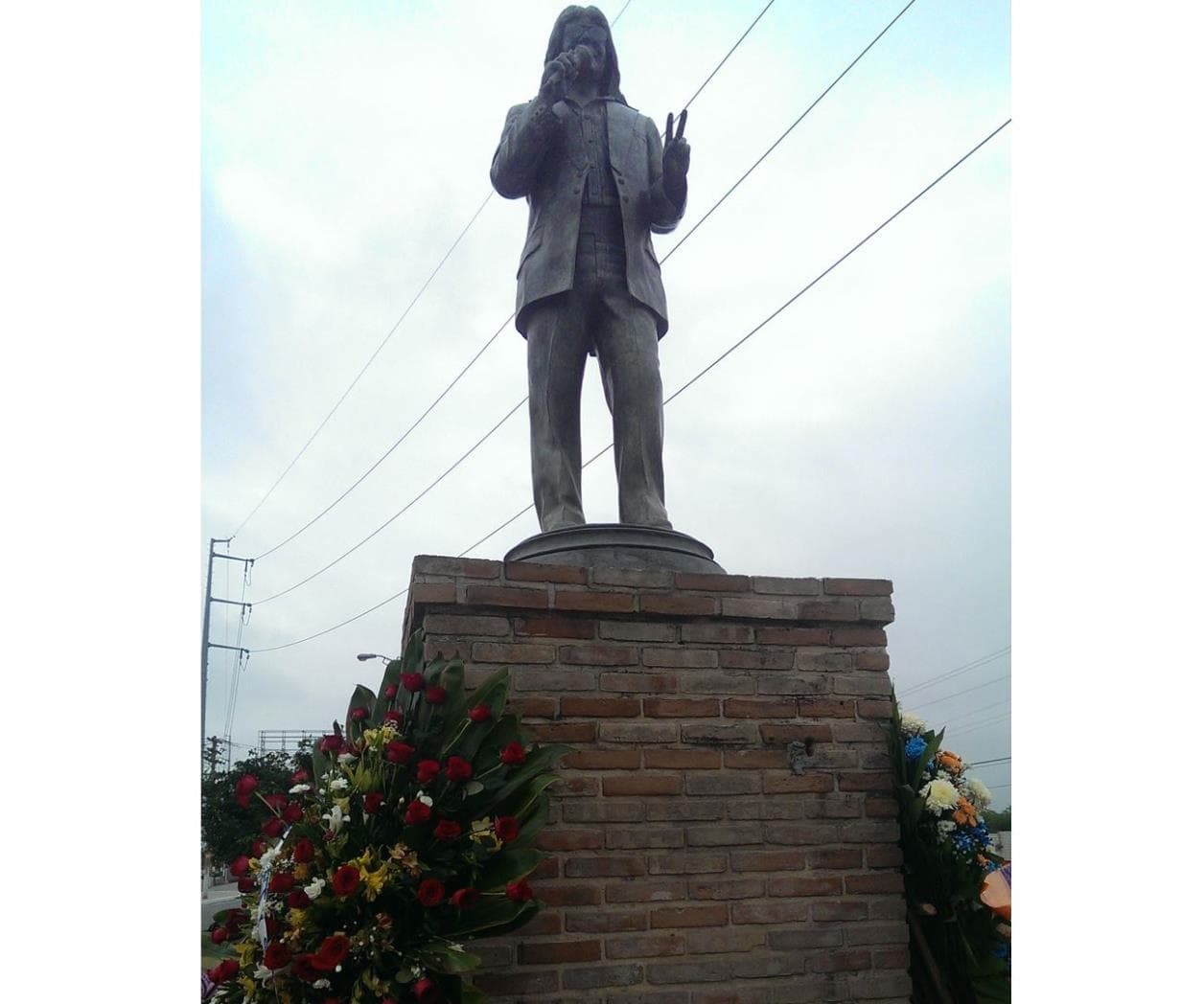 Rigo Tovar es otro ícono de la música tropical mexicana y siempre puso en alto el nombre de Matamoros, Tamaulipas. Para recordarlo se erigió un monumento en su honor, pero en 2016, la placa de bronce alusiva a Rigo fue robada.