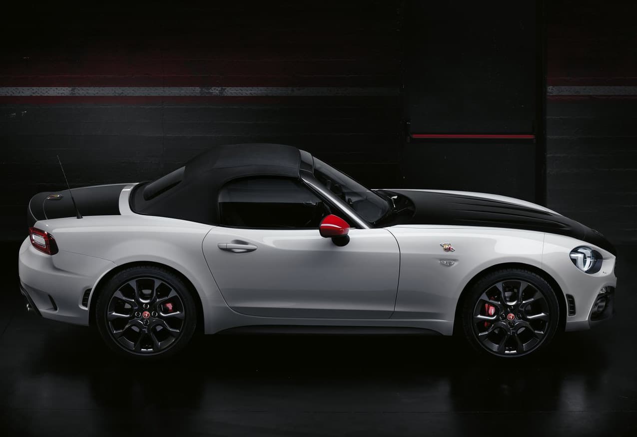 El roadster preparado por Abarth es capaz de ir de 0 a 62 mph en 6.8 segundos y de alcanzar las 143 mph