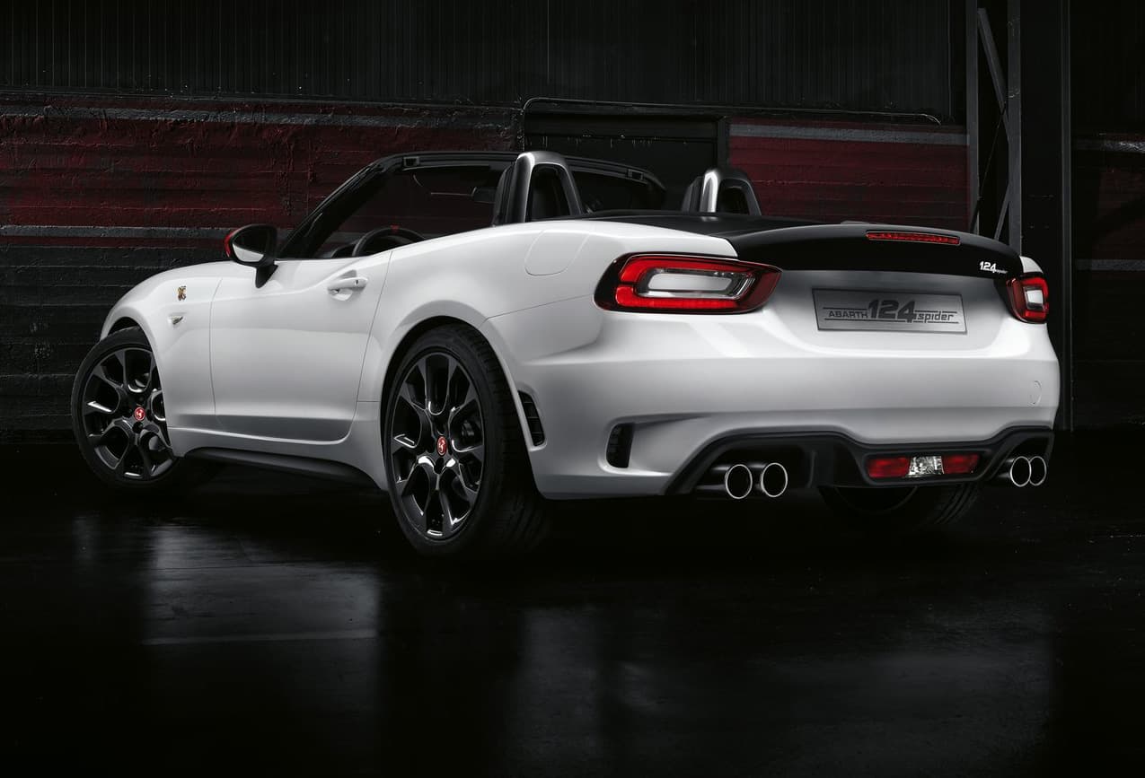 Su apariencia se remata con unas llantas de 17 pulgadas, en las cuales aparece el logo de la preparadora, el clásico escorpión que se repite en el paso de rueda, en el capó y al centro del volante