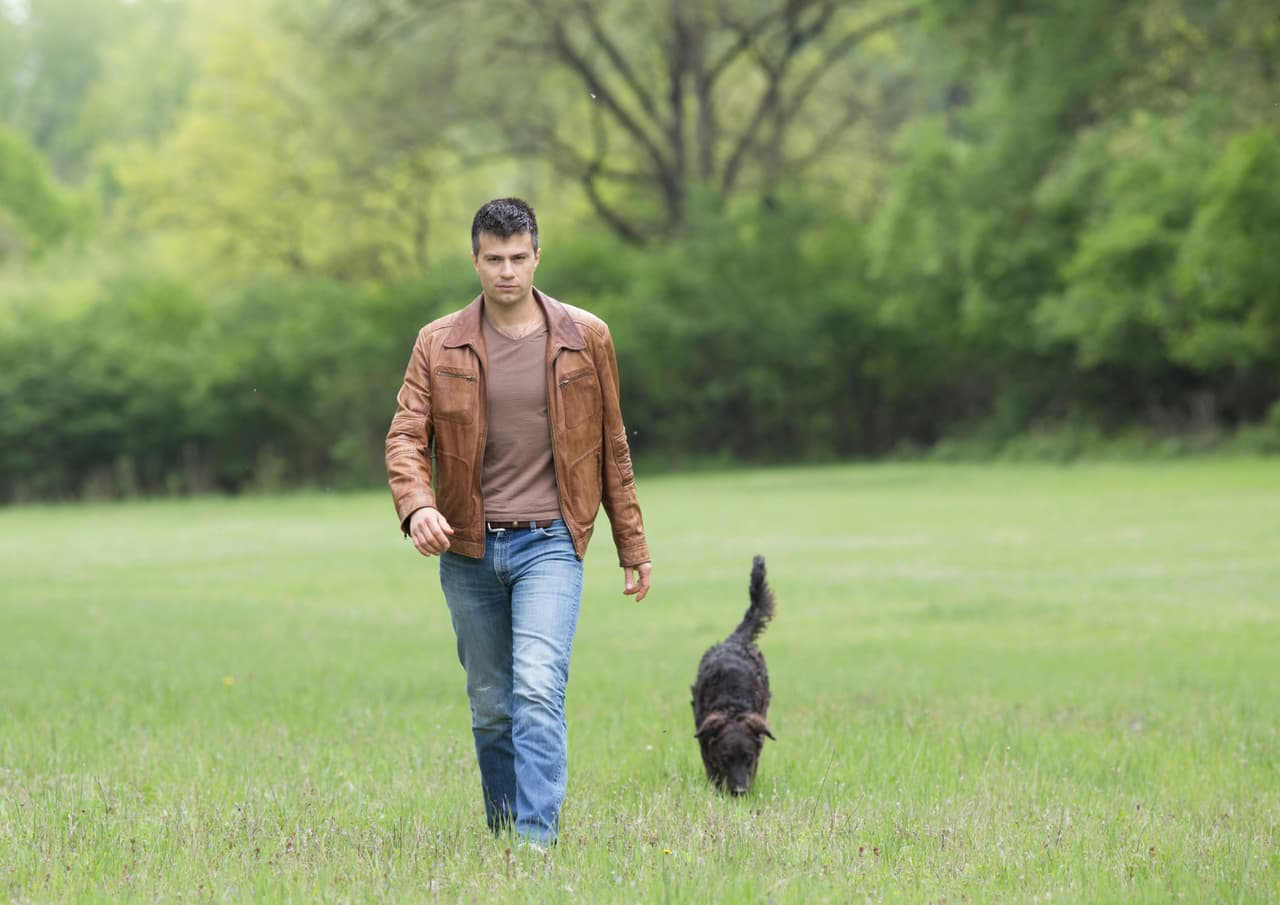 Tu perro te sigue a todas partes porque cree que te está devolviendo el favor.