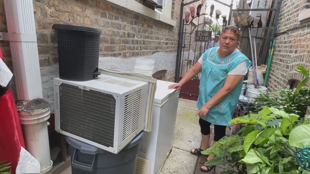 Apenas habían
<a href="https://www.univision.com/local/chicago-wgbo/casas-inundadas-trafico-colapsado-y-hasta-autos-sumergidos-los-estragos-del-mal-tiempo-en-chicago-video" target="_blank">pasado dos semanas </a>desde la primera inundación y
<b>nuevamente el agua entró a su hogar.</b> Los vecinos expresan frustración y resignación, ya que no habían logrado recuperar completamente sus casas y pertenencias del primer evento.