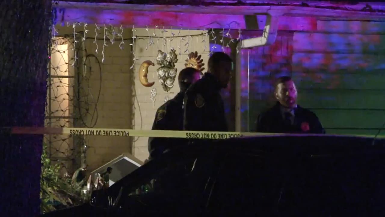 La policía describió al sospechoso como un hombre afroestadounidense, de aproximadamente seis pies de altura, de complexión media, que fue visto por última vez con una chamarra roja y una máscara azul oscuro.