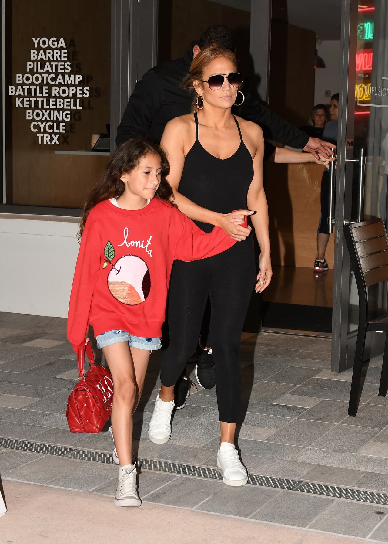 Fue
<b><a href="https://www.univision.com/entretenimiento/la-imagen-mas-tierna-de-marc-anthony-con-su-pequena-emme-tienes-que-verla-fotos">Emme</a></b> quien se quedó a cargo del bolso, valorado en 2,995 dólares.