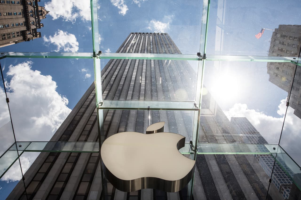 Mientras seguidores y competidores llevan esperando ya por 11 años que un nuevo producto transforme el mercado, la compañía ha anunciado este jueves que 
<a href="https://www.univision.com/noticias/empresas/apple-se-convierte-en-la-primera-empresa-estadounidense-cuyo-valor-supera-el-billon-de-dolares?cmpid=444222&hootPostID=204cd37e2269a1dfdf4954bcd0386337">se ha convertido en la primera compañía en alcanzar el billón (trillion en inglés) de dólares en bolsa. </a>
<br>