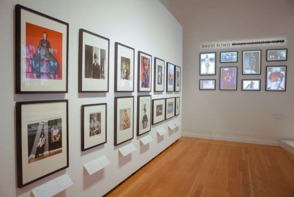 La exhibición se presenta en el Museo de Arte Contemporáneo de Chicago desde el 23 de septiembre y documenta la extensa carrera musical de uno de los iconos del glam rock británico.
