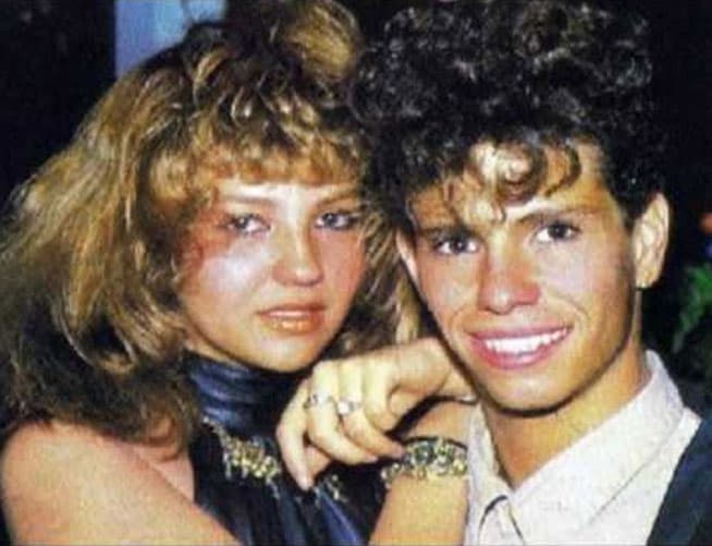 Diego Schoening es hijo de la actriz Martha Zavaleta, estuvo en Timbiriche entre 1982 y 1994 y actuó en telenovelas como Angélica (1985), Muchachitas (1991), Agujetas de color de rosa (1994), Confidente de secundaria (1996) y Soñadoras (1998).