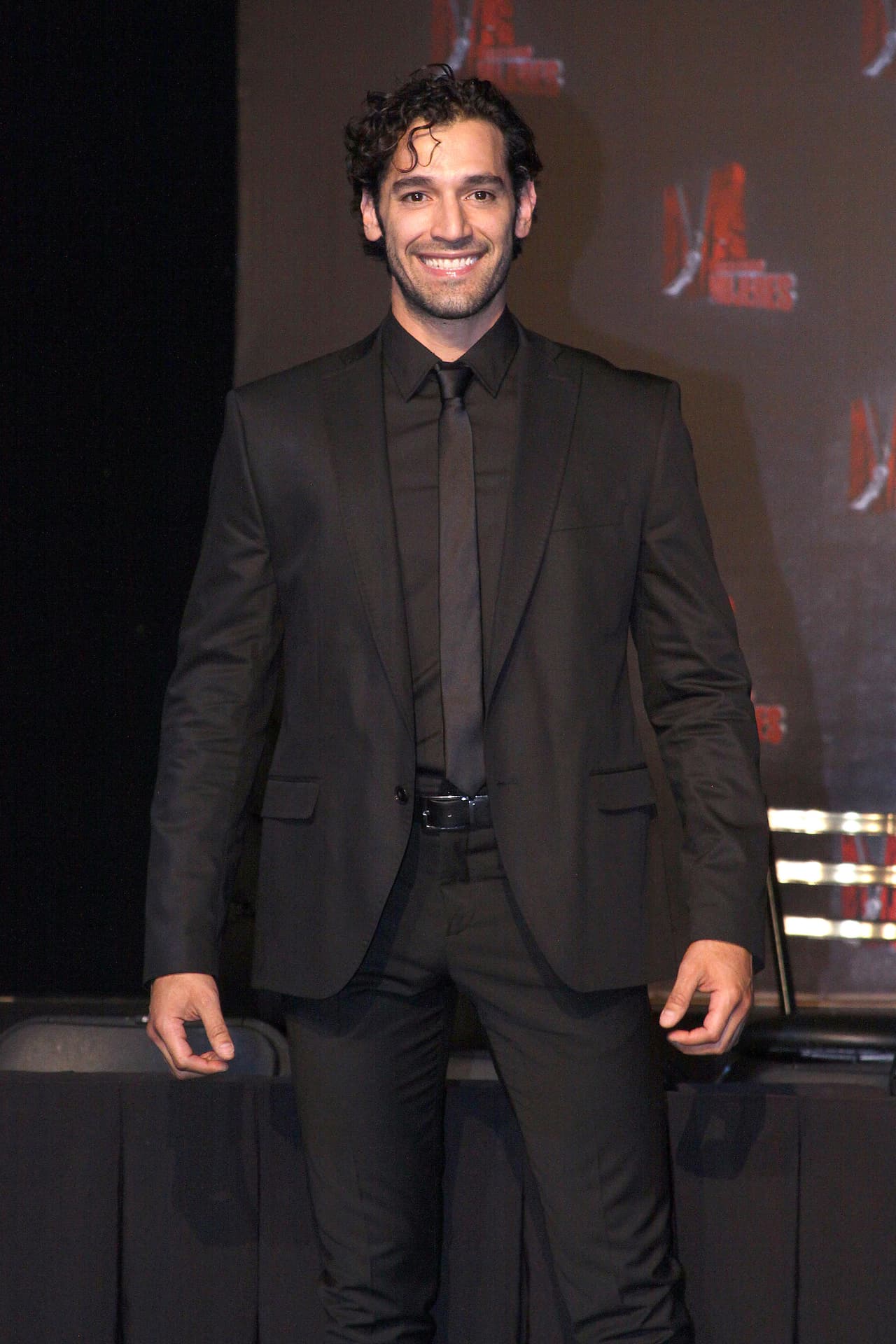 Este jueves 30 de abril Alex Kaffie publicó, en su
<b><a href="https://heraldodemexico.com.mx/opinion/raul-coronado-actor-desempleado-pandemia-coronavirus-conductoras-cuentamelo-ya-cinema-red-gabriel-retes-galilea-montijo/" target="_blank">columna Sin Lisonja</a></b>, que desde hace mes y medio Raúl Coronado no estaba recibiendo “el sueldo con el que paga entre otras cosas la renta de su vivienda y manutención de su hijo”.
<br>