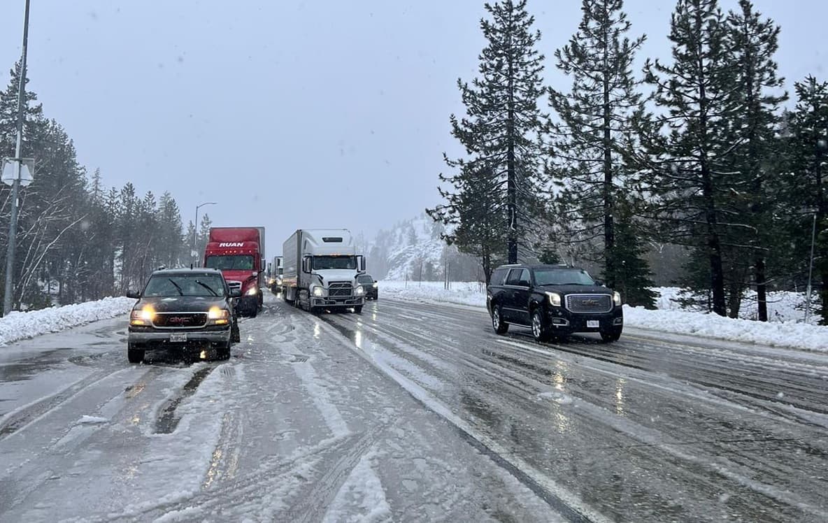 <b>Condiciones en carreteras:</b>
<br>Los conductores pueden revisar las condiciones de las vías y autopistas en la página
<a href="http://quickmap.dot.ca.gov/" target="_blank">quickmap.dot.ca.gov</a> o marcando el número 1-800-427-7623.