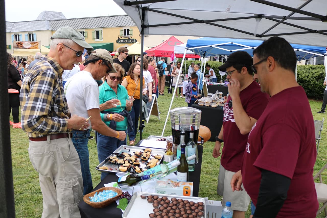 <b><a href="https://lafayettevillageraleigh.com/wine-cheese-and-chocolate-oh-my/">N.C. Wine, Cheese & Chocolate Festival (29 de abril)</a></b>. Este quinto evento anual en Lafayette Village se hace más grande y mejor cada año. Pruebe chocolates y quesos locales y regionales combinados con una variedad de vinos de todo el mundo.
