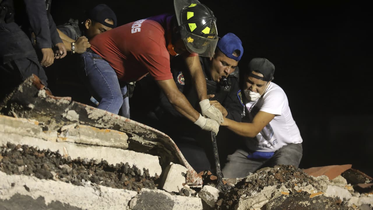 Trabajadores de rescate y voluntarios continúan buscando sobrevivientes en un edificio que se derrumbó en la Colonia Del Valle, Ciudad de México.
<br>