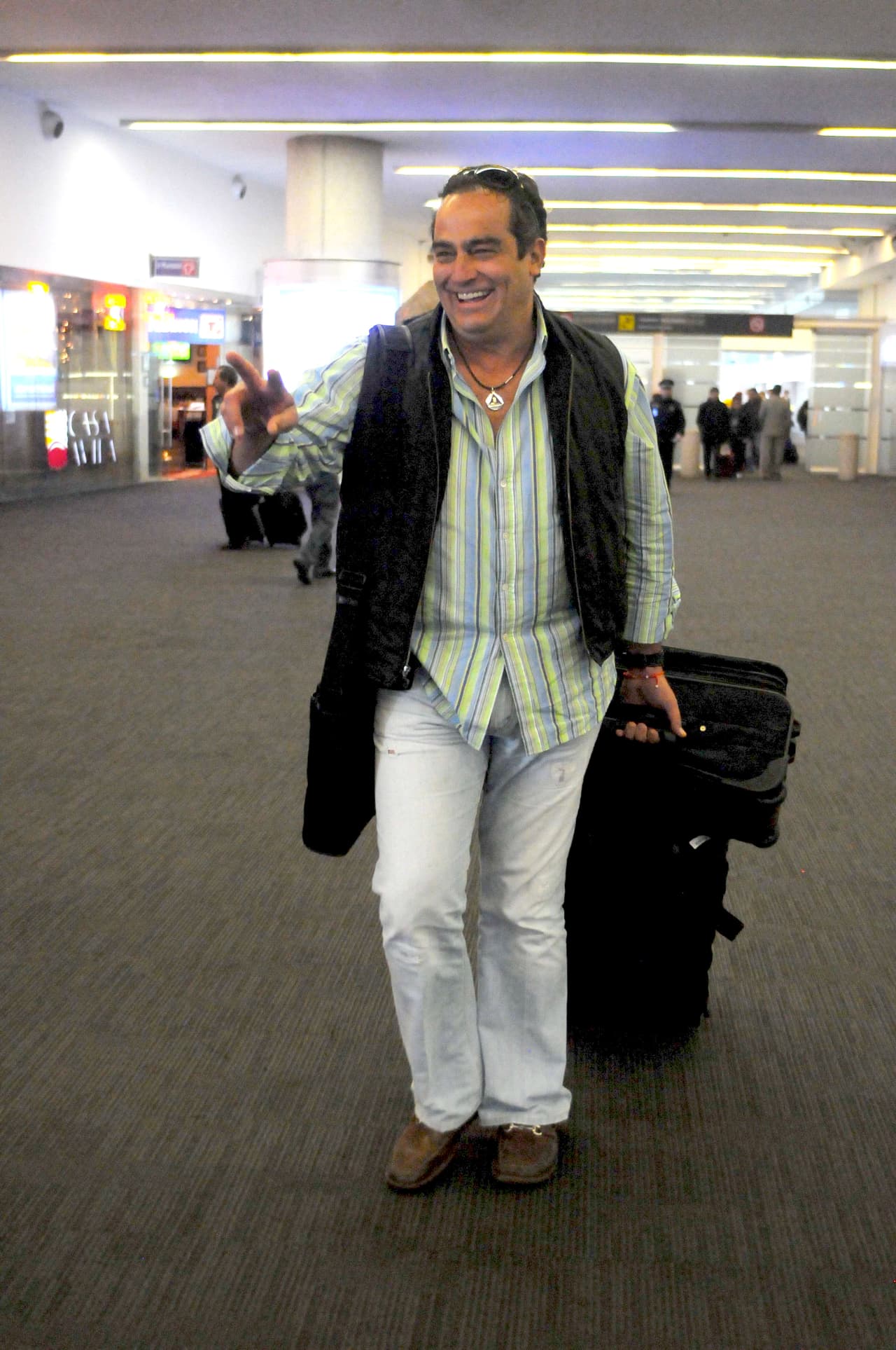 ‘Las Juanas’ cuenta la historia de un hombre que tuvo 4 hijas con cuatro mujeres diferentes y que por azares del destino estas jóvenes se conocen para tener un reencuentro con su padre, siendo 
<b>Omar Fierro</b> la figura paterna.