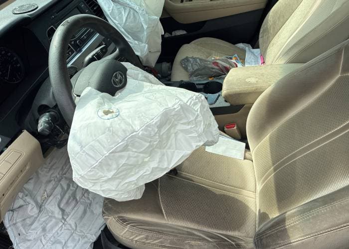 Con el choque se activaron las bolsas de aire del vehículo.