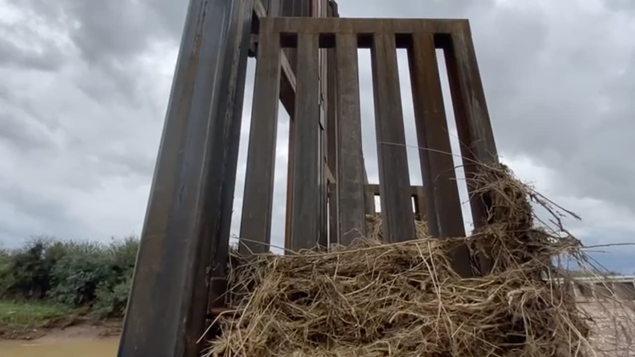 El tramo del muro construído hace menos de un año no pudo soportar las lluvias de monzón. En el suroeste del país la valla fronteriza tuvo un costo estimado de más de 3 mil millones de dólares. El expresidente Trump insistió que era necesario para asegurar las fronteras.