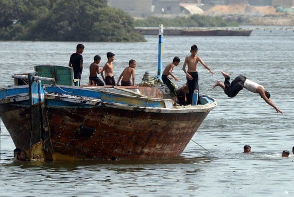 Esta ola de calor en Pakistán ha coincidido con el comienzo el pasado viernes del ramadán. Jóvenes paquistaníes en la playa.